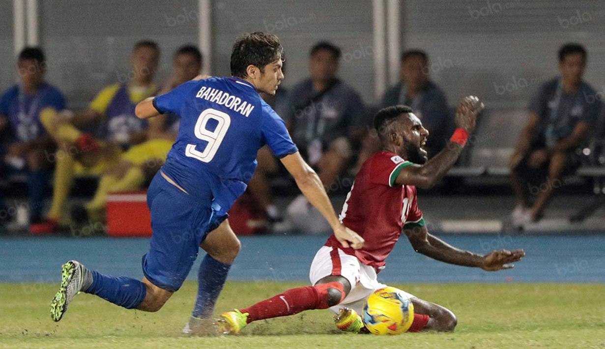 Bek Timnas Indonesia, Yanto Basna, dijatuhkan pemain Filipina pada laga Piala AFF 2016 di Philippine Sports Stadium, Filipina, Selasa (22/11/2016). Kedua tim bermain imbang 2-2. (Bola.com/Nicklas Hanoatubun)