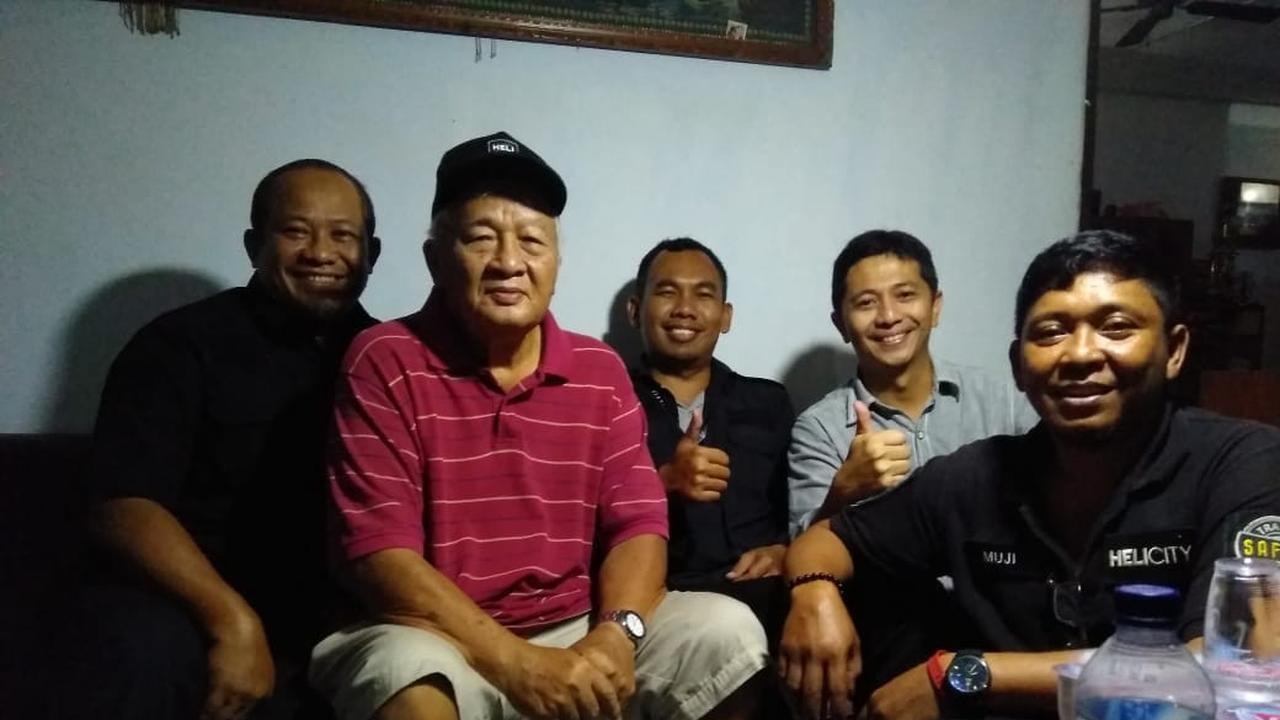 Jika dilihat dari bentuk fisik, kakek ini tampak memiliki tubuh lebih langsing dan terlihat lebih tinggi dibandingkan dengan sosok mendiang Soeharto. ( twitter.com/wilmar_eko)