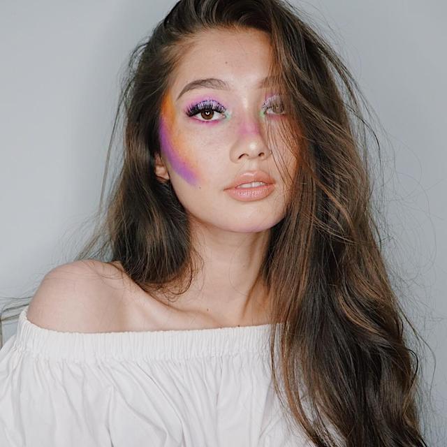 Potret Devina Aureel Dengan Makeup Tebal. (Sumber: Instagram/devinaureel)