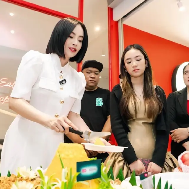 5 Potret kebersamaan Dearly Joshua, pacar Ari Lasso, bareng putrinya yang jarang tersorot