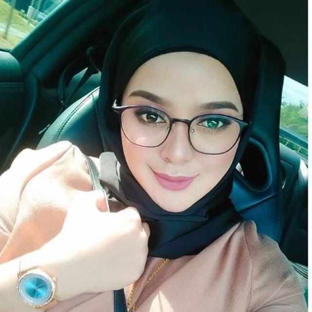 Bintangbola - Sosialita Malaysia Bangga Punya Ayah Seorang Nelayan