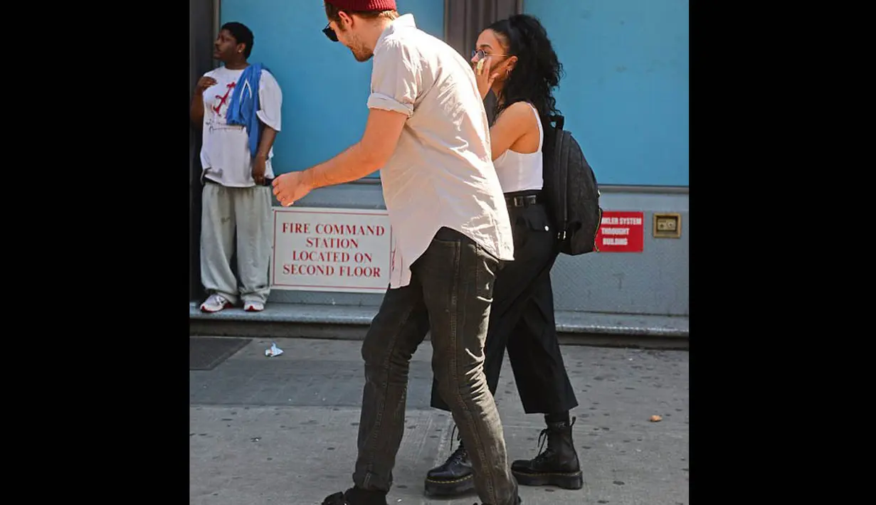 Robert Pattinson dan Tahliah Barnett tengah terlihat bersama di jalanan pusat kota New York, (3/9/14). (Dailymail)