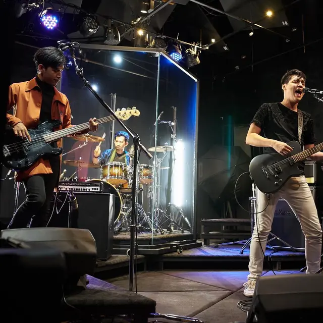 Tampil Keren, Ini 7 Potret Maxime Bouttier saat Jadi Anak Band