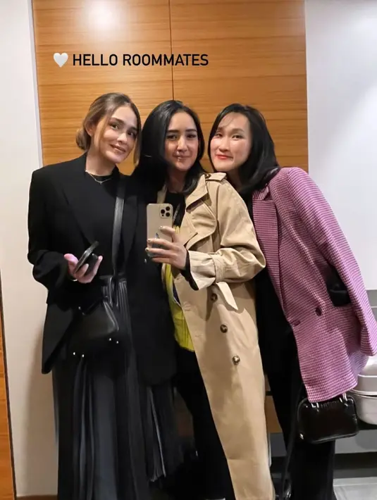 Sehari sebelumnya, Yasmin Wildblood wisata kuliner dengan outfit serba hitam [@yaswildblood]