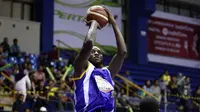 Center Satria Muda Pertamina Jakarta, Carlos Smith, mencetak 14 poin saat timnya mengalahkan NSH Jakarta 81-57 pada seri kedelapan IBL Pertalite 2017 di GOR C-Tra Arena, Bandung, Jawa Barat, Jumat (17/3/2017). (IBL)