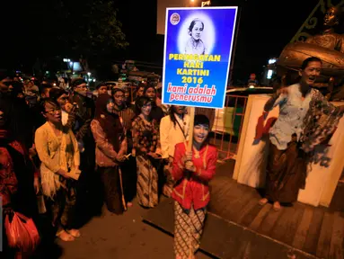 Sejumlah warga mengikuti Malam Peringatan Hari Kartini di Jl Malioboro, Yogyakarta, Rabu (20/4). Acara tersebut diramaikan dengan pawai keliling sepeda onthel. (Liputan6.com/Boy Harjanto)