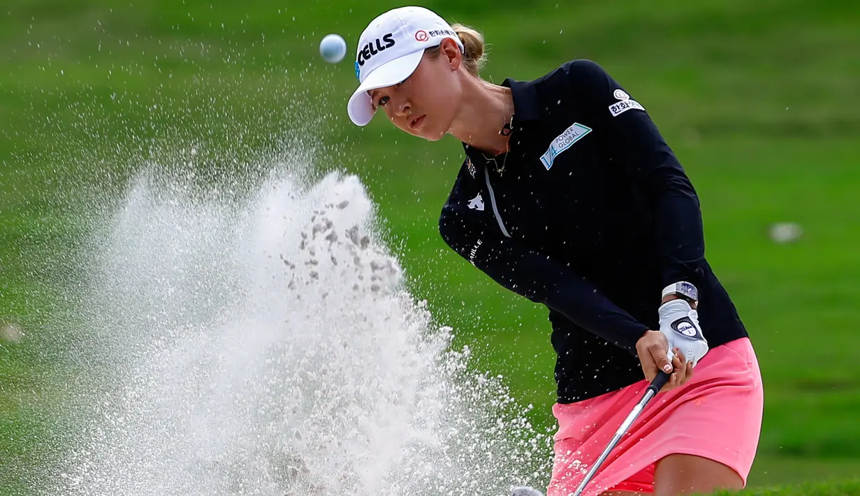 Nelly Korda dari Amerika Serikat memukul bola ke-18 selama putaran kedua turnamen golf wanita AS Terbuka di Shoal Creek, Ala (1/6). Nelly Korda lahir 28 Juli 1998 adalah pegolf profesional Amerika yang bermain di LPGA Tour. (AP Photo / Butch Dill)