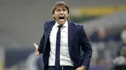 Pelatih Inter Milan, Antonio Conte, saat pertandingan melawan Borussia Dortmund pada laga Liga Champions 2019 di Stadion Giuseppe Meazza, Rabu (23/10). Inter Milan menang 2-0 atas Borussia Dortmund. (AP/Luca Bruno)