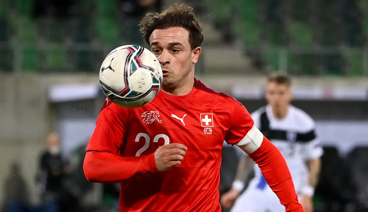 Xherdan Shaqiri. Gelandang Timnas Swiss berusia 29 tahun ini menjalani debutnya pada Maret 2010. Hingga kini telah mengoleksi 91 caps dengan torehan 23 gol. Bersama Liverpool musim ini hanya bermain dalam 22 laga di semua kompetisi dengan torehan 1 gol dan 4 assist. (Foto: AFP/Fabrice Coffrini)