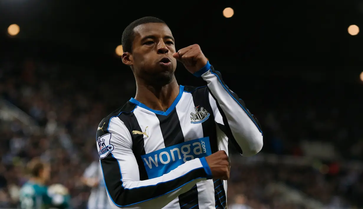 Gelandang Newcastle, Georginio Wijnaldum melakukan selebrasi usai mencetak gol kegawang Liverpool pada lanjutan Liga Inggris di Stadion St James' Park, Inggris (6/12). Newcastle menang atas Liverpool dengan skor 2-0. (Reuters/Andrew Yates)