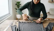 Cara Memotong Kaos Panjang Tanpa Mesin Jahit, Hasil Tetap Rata dan Nyaman Dipakai