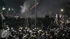 Terjadi kericuhan di jalan Medan Merdeka Barat saat Aksi damai 4 November, Jakarta, Jumat (4/11). Polisi menembakkan gas air mata ke arah pendemo. (Liputan6.com/Faizal Fanani)