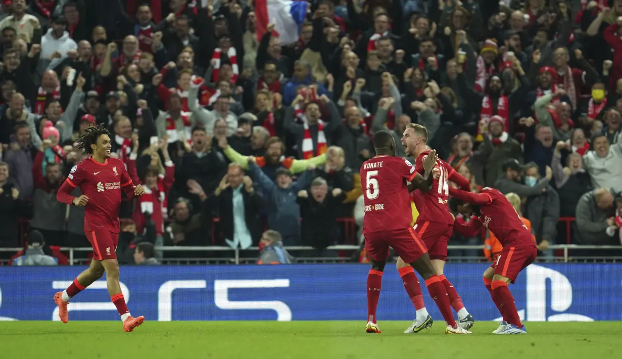 <p>Gelandang Liverpool, Jordan Henderson berselebrasi dengan rekan satu timnya setelah pemain Villarreal Pervis Estupinan mencetak gol bunuh diri pada pertandingan leg pertama semifinal Liga Champions di stadion Anfield di Liverpool, Inggris, Kamis (28/4/2022). Liverpool menang atas Villarreal 2-0. (Peter Byrne/PA via AP)</p>