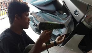 Bengkel yang menawarkan layanan pemasangan kaca film serta stiker mobil dan  motor mengalami penurunan pemasukan.