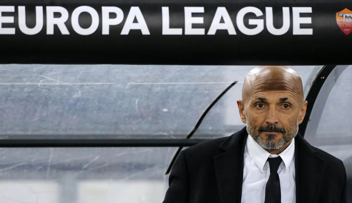 Pelatih AS Roma, Luciano Spalletti, memberikan arahan kepada anak asuhnya saat pertandingan melawan Olympique Lyonnai pada laga Europa di Stadion Olympic, Roma (16/03/2017). Luciano Spalletti resmi melatih Inter Milan. (EPA/Angelo Carconi)
