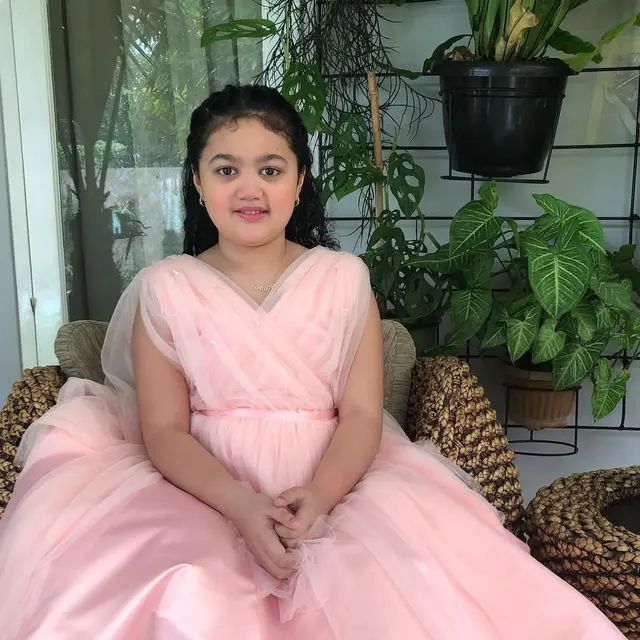 Gaya Amora Lemos Anak Kris Dayanti Pakai Dress (Foto: Dok. Kris Dayanti)