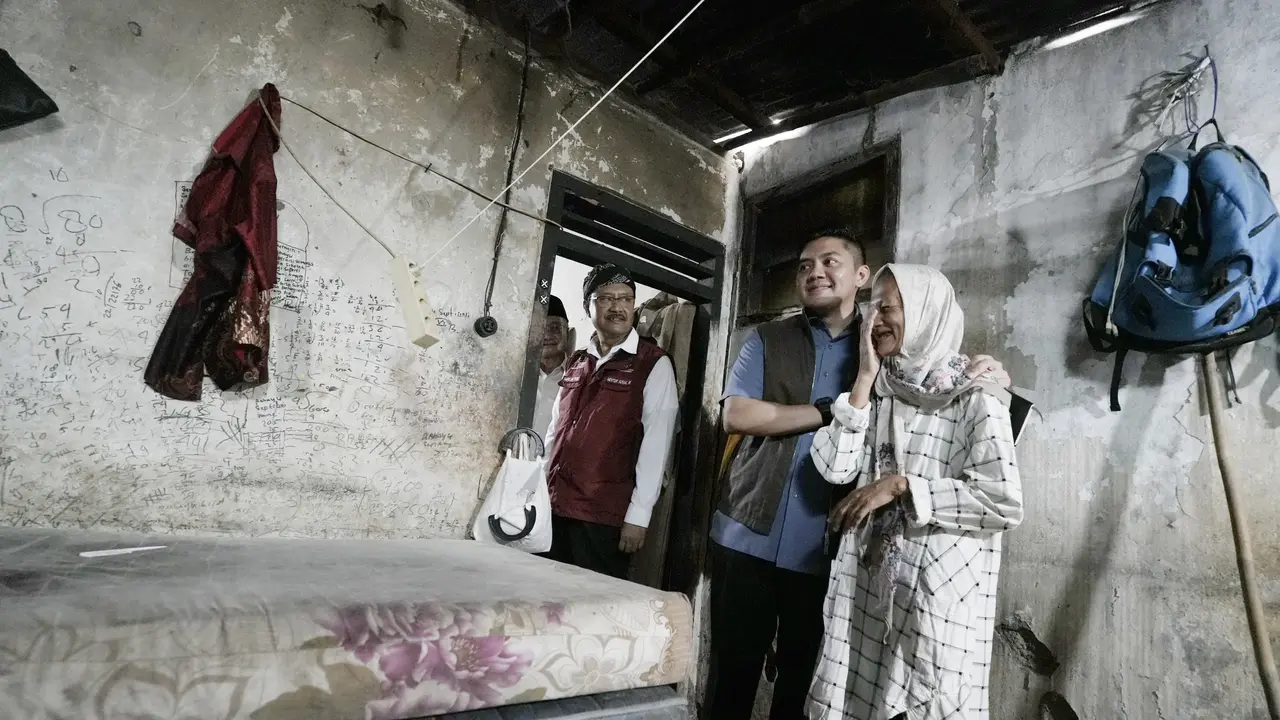Sekretaris Kabinet Teddy Indra Wijaya, Menteri Sosial Saifullah Yusuf (Gus Ipul), Menteri Pekerjaan Umum Dody Hanggodo, dan Wakil Menteri Sosial Agus Jabo Priyono meninjau langsung rumah Galih, calon siswa Sekolah Rakyat, yang masuk kategori desil 1 dalam