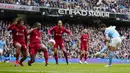 Pemain Manchester City, Ilkay Gundogan (kanan) mencetak gol ketiga timnya ke gawang Liverpool pada laga pekan ke-29 Liga Inggris 2022/2023 yang berlangsung di Etihad Stadium, Manchester, Minggu (01/04/2023) WIB. The Cityzens menang dengan skor 4-1. (AP Photo/Jon Super)