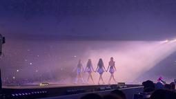 Setelah hampir dua tahun hiatus, BLINK dengan penuh semangat menyaksikan idolanya tampil kembali ke atas panggung. [Foto: Twitter/ @BLACKPINKGLOBAL via Koreaboo]