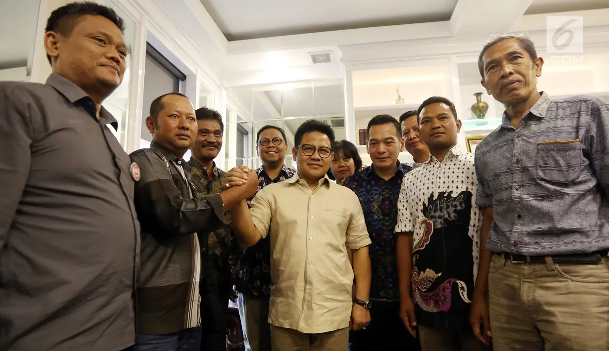 Ketua Umum PKB, Muhaimin Iskandar usai menerima kunjungan pewakilan petani tembakau di kantor DPP PKB, Jakarta, Kamis (9/11). Kedatangan mereka untuk mengadukan nasibnya yang kini menurutnya kurang diperhatikan pemerintah. (Liputan6.com/Johan Tallo)