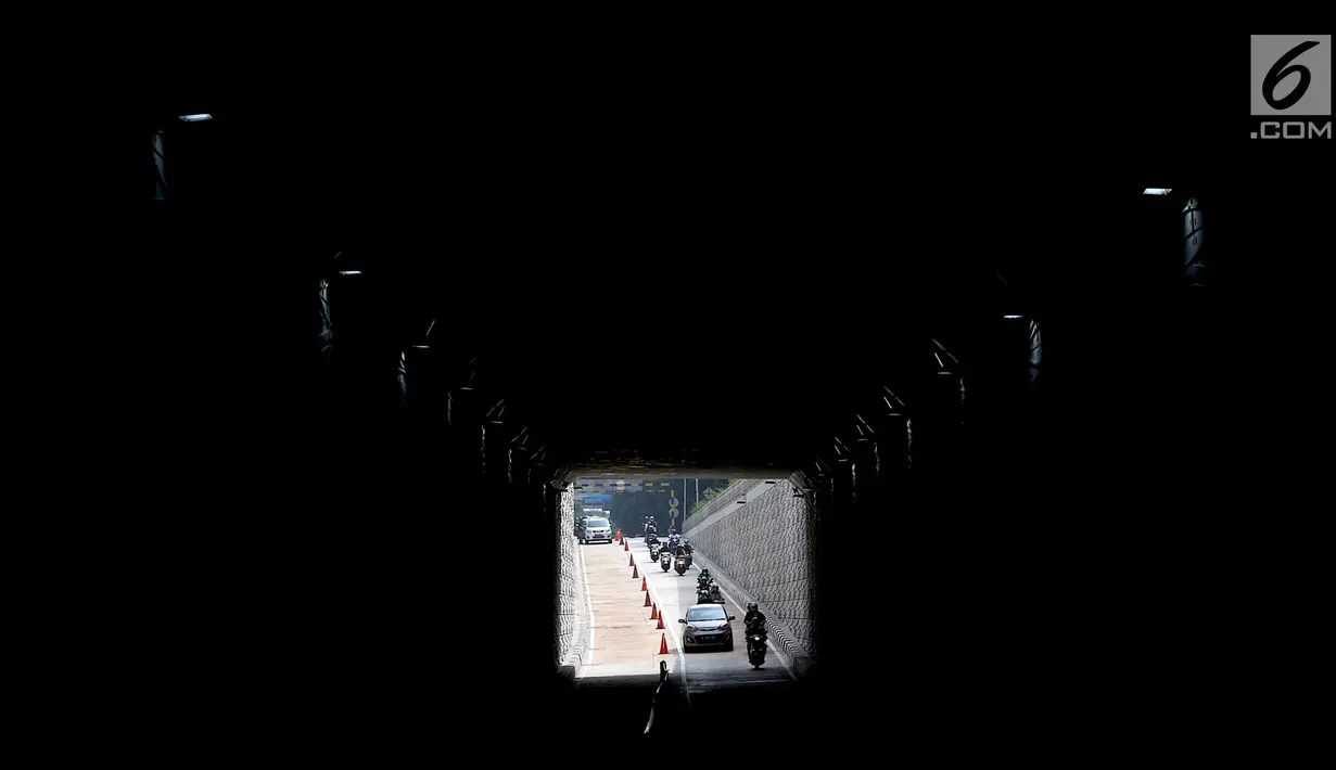 Sejumlah kendaraan melintasi underpass Kartini di kawasan Lebak Bulus, Jakarta Selatan, Jumat (23/2). Satu lajur underpass tersebut telah mulai diuji coba untuk mengurai kemacetan di kawasan tersebut. (Liputan6.com/Immanuel Antonius)
