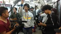 Mengenang Hari Kartini, d'Masiv Bagi-bagi Bunga di Kereta