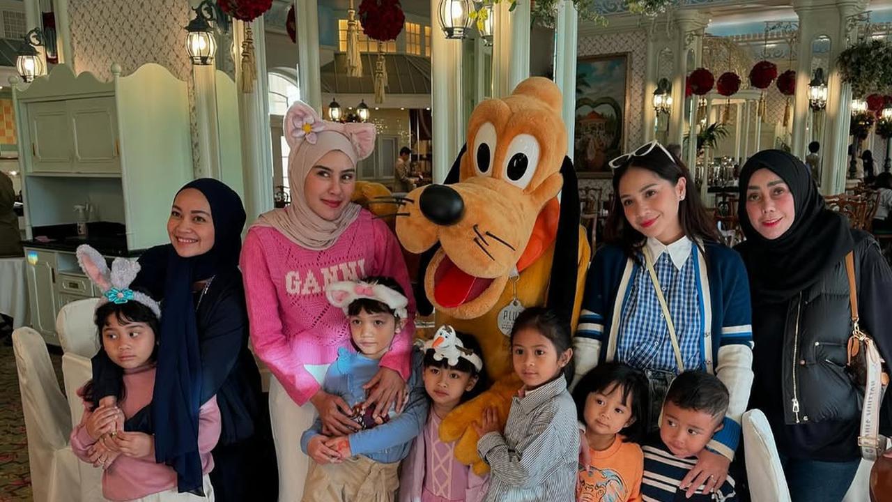 Rayyanza Ulang Tahun di Disneyland, Momen Baju Kembar yang Bikin Netizen Gemas