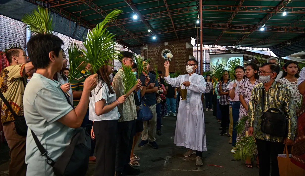 Misa Minggu Palma menjadi penanda dimulainya Pekan Suci jelang perayaan Paskah. (JUNI KRISWANTO/AFP)