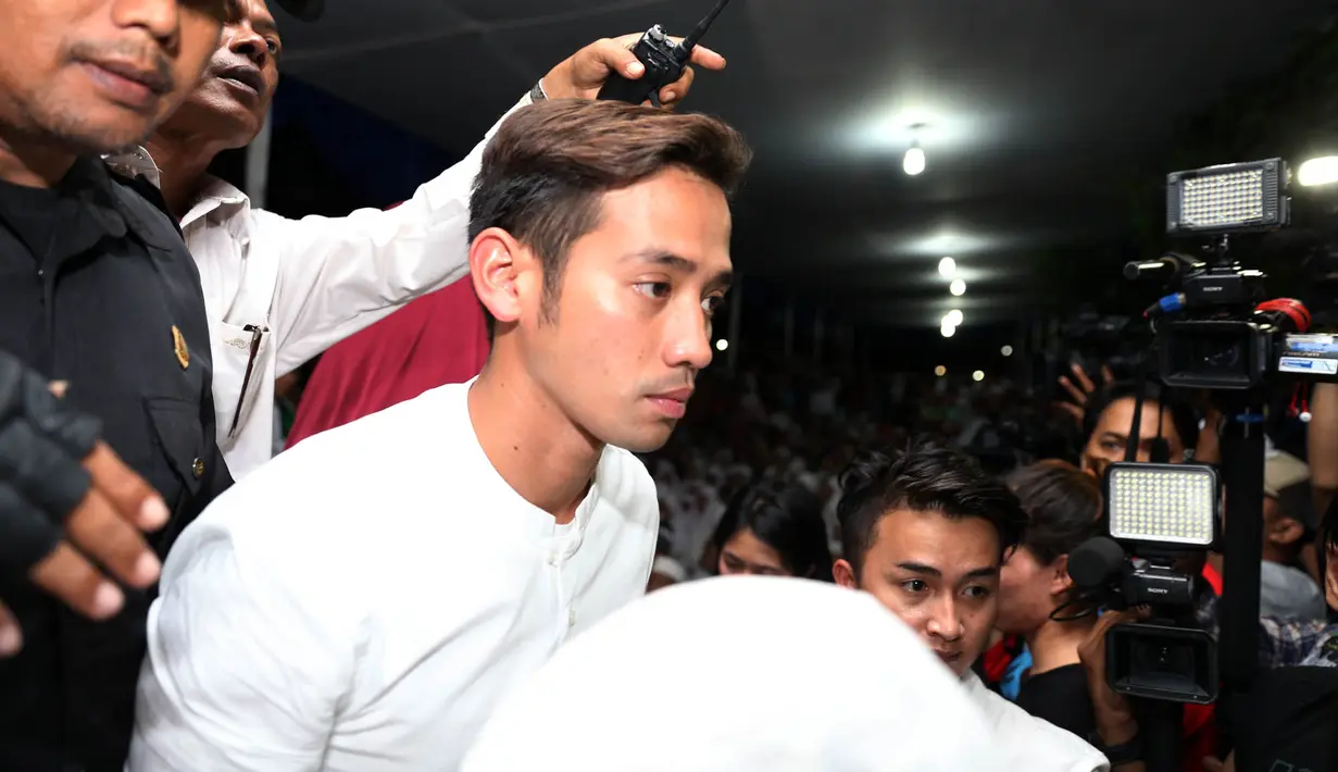 Pengawal berusaha mencarikan jalan untuk Tarra Budiman (Foto: Muhammad Akrom Sukarya)