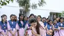 Juara karate internasional Muslim India, Syeda Falak menunjukkan teknik bela diri kepada seorang siswi di Telangana Minorities Residential Girls School di Hyderabad, India (17/6). (AFP Photo/Noah Seelam)