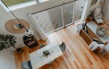 10 Inspirasi Model Rumah dengan Lantai Kayu, Hunian Jadi Cantik dan Adem