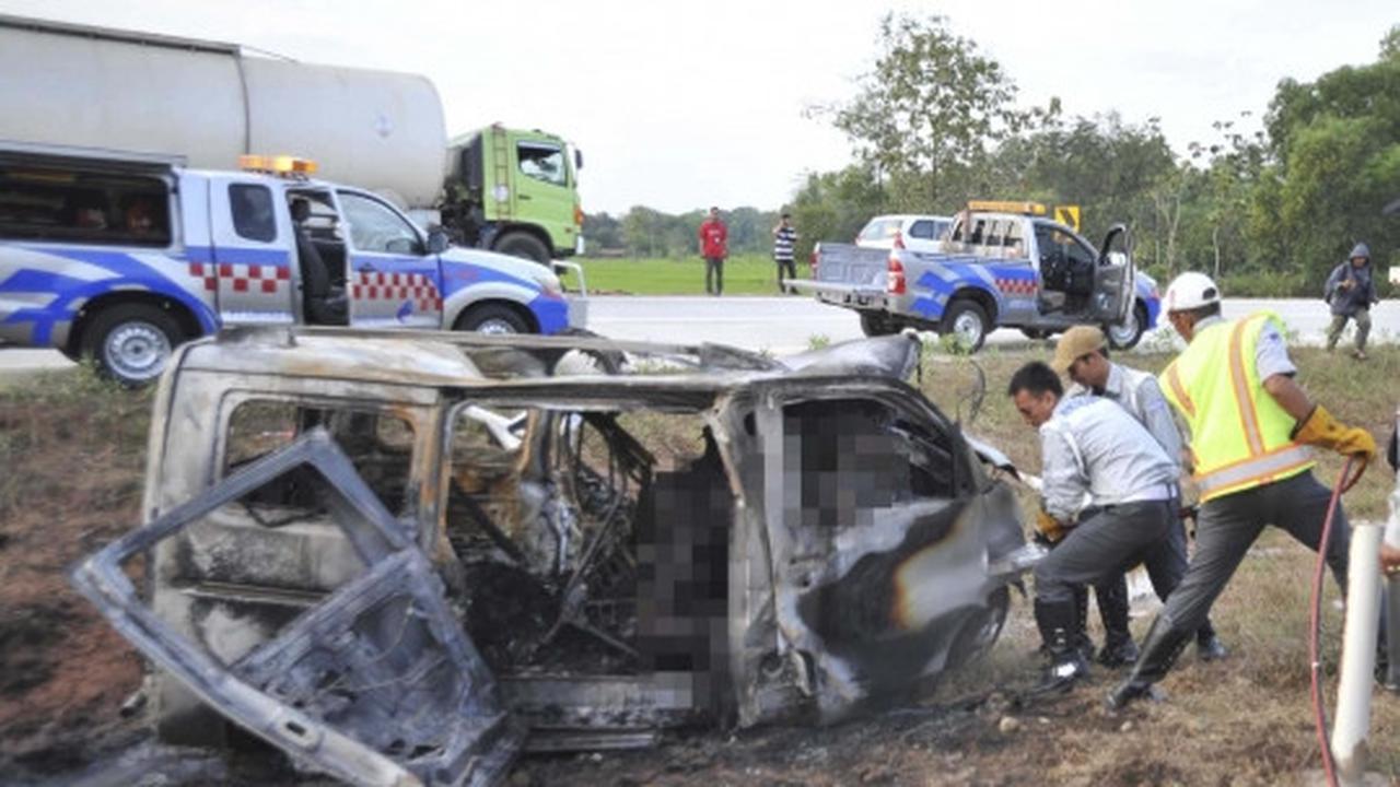 Evakuasi korban tewas kecelakaan maut di Tol Cipali