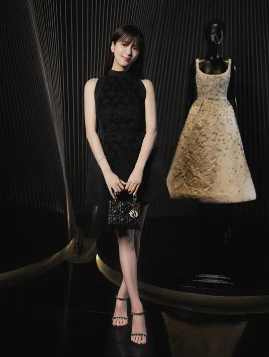 Lantas, apa rahasia kecantikan Jisoo malam itu? Mengutip dari keterangan rilis yang diterima FIMELA, Jisoo diketahui memakai complexion berupa, Dior Forever Hydra Glow Cushion #1N, yang memberikan hasil akhir dewy yang tetap ringan dan melembapkan. [Foto: @pierre__mouton/@dior].