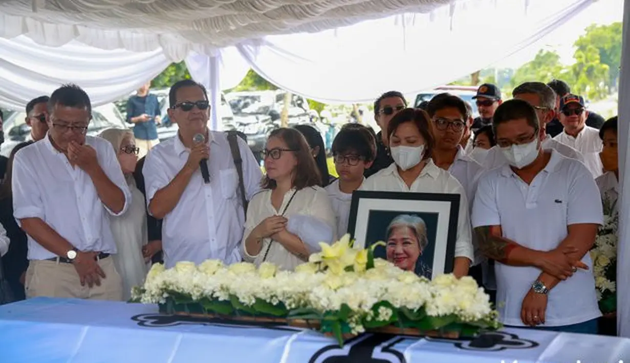 Keluarga besar turut mengantarkan Farida ke peristirahatan terakhirnya. Terlihat Roy Marten juga hadir bersama Anna Maria sebagai bentuk belasungkawa. (KapanLagi.com®/Muhammad Akrom Sukarya)