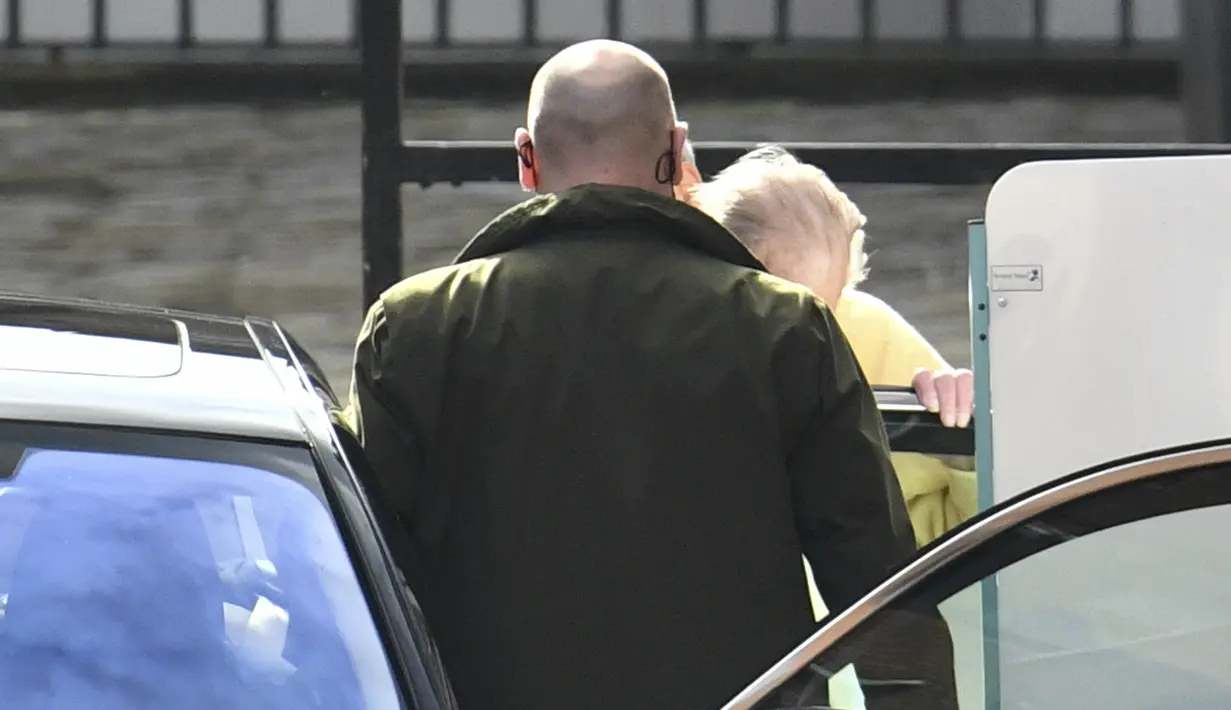 Pangeran Philip (kanan tengah) Ketika bersiap meninggalkan rumah sakit Prince Edward VII di London, Selasa (116/3/2021). Suami Ratu Elizabeth II yang berusia 99 tahun tersebut dirawat di rumah sakit pada 16 Februari terkait infeksi dan operasi jantung. (Dominic Lipinski/PA via AP)