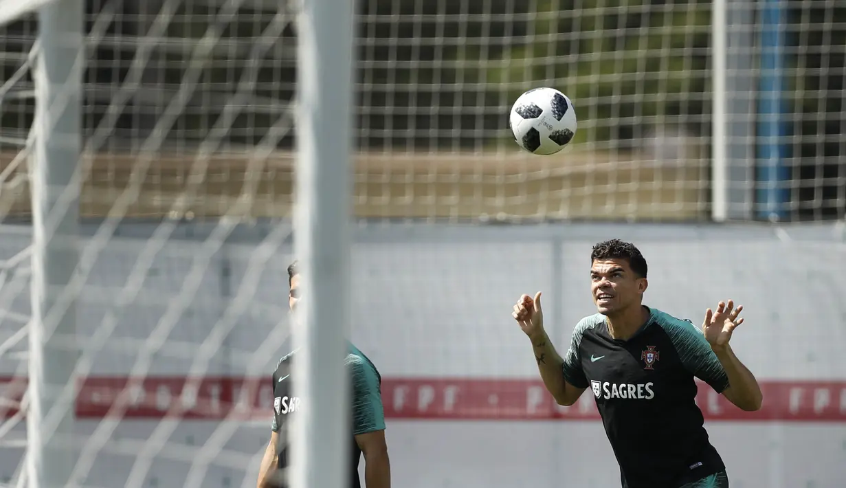 Bek Portugal, Pepe, menyundul bola saat latihan jelang laga putaran kedua Piala Dunia di Kratovo, Rusia, Selasa (19/6/2018). Portugal akan berhadapan dengan Maroko. (AP/Francisco Seco)