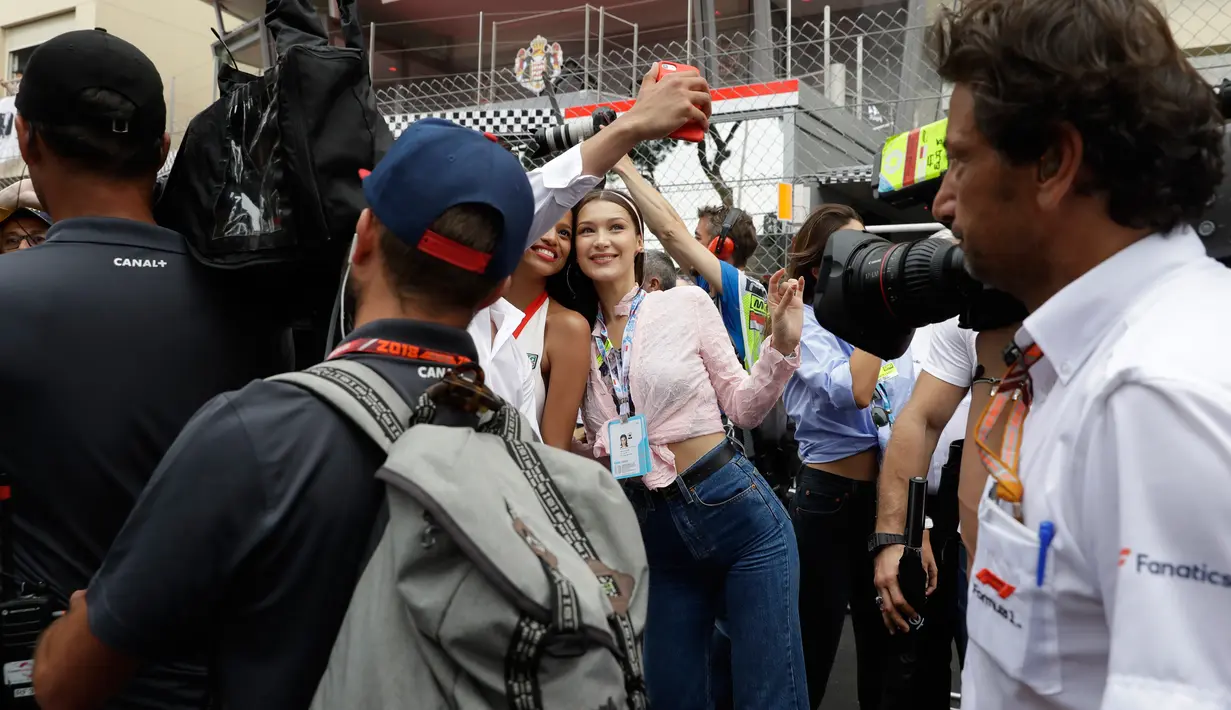 Model Bella Hadid (tengah) berpose saat foto bersama dengan gadis-gadis grid menjelang perlombaan Formula Satu, di arena pacuan kuda Monaco, di Monaco, (27/5). (AP Photo / Luca Bruno)