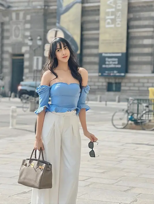 Anya Geraldine tampil manis dengan off-shoulder top dan loose pants putih. [Foto: IG/anyageraldine].