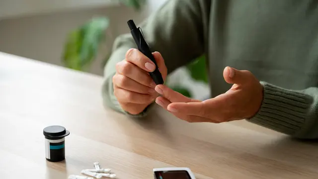 Ilustrasi mengecek kadar gula darah/freepik.com