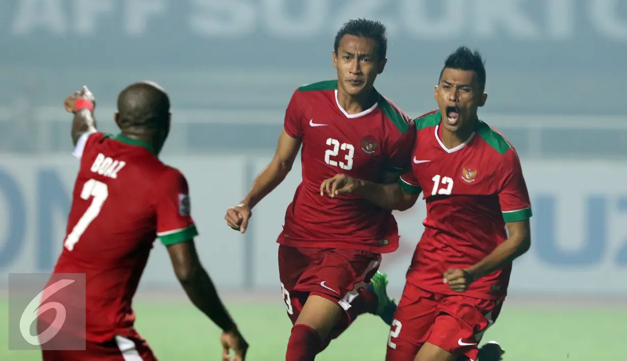 Bek Timnas Indonesia, Hansamu Yama Pranata (tengah) disambut Boaz Salossa saat merayakan gol ke gawang Thailand di final pertama Piala AFF 2016, Stadion Pakansari, Bogor, Rabu (14/12). Indonesia unggul 2-1 atas Thailand. (Liputan6.com/Helmi Fithriansyah)