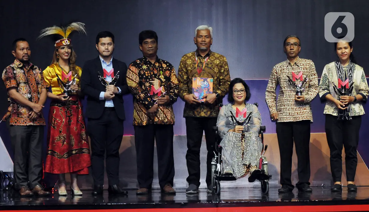 Chief Content Officer (COO) Kapanlagi Youniverse Wens Manggut (kiri) bersama perwakilan Kementerian Koordinator Bidang Pembangunan Manusia dan Kebudayaan (keempat kanan) foto bersama para peraih penghargaan Sosok Inspiratif untuk Indonesia pada acara Merdeka Awards 2023 di SCTV Tower, Jakarta, Rabu (30/8/2023). (merdeka.com/Imam Buhori)