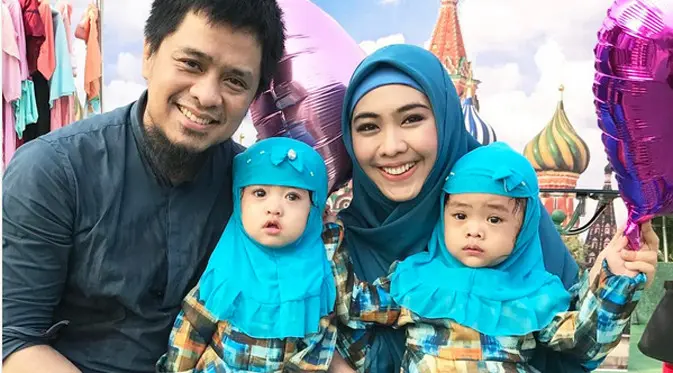 Oki Setiana Dewi bersama Ory Vitrio dan dua putri mereka. (Instagram)