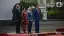 Presiden Joko Widodo (kanan) didampingi Ibu Negara, Iriana Widodo menyambut Presiden Singapura, Halimah Yacob (kiri depan) didampingi suaminya, Mohamed Abdullah Alhabshee, saat kunjungan kenegaraan di Istana Bogor, Jawa Barat, Selasa (4/3/2020). (Liputan6.com/Faizal Fanani)