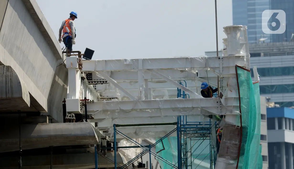 Pekerja menyelesaikan pengerjaan Shelter Light Rail Transit (LRT) Jabodebek lintas pelayanan Cawang-Dukuh Atas di kawasan Kuningan, Jakarta, Sabtu (13/12/2019). Pembangunan stasiun LRT Jabodebek ditargetkan beroperasi pada 2021 mendatang. (merdeka.com/Imam Buhori)