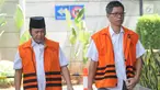 Tersangka kasus suap fasilitas mewah, eks Kalapas Sukamiskin Wahid Husein dan tersangka kasus suap proyek infrastruktur, Bupati Lampung Selatan nonaktif Zainudin Hasan (kiri) tiba untuk pemeriksaan di Gedung KPK, Selasa (9/10). (Merdeka.com/Dwi Narwoko)