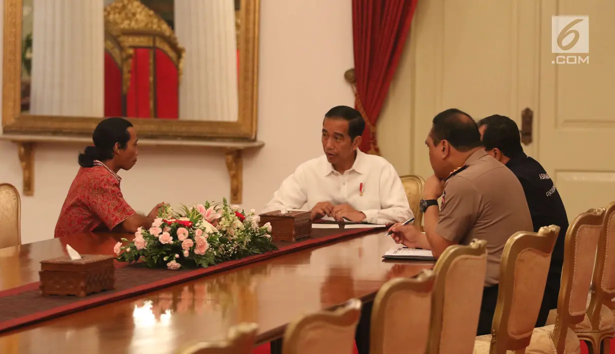 Suasana pertemuan Presiden Joko Widodo dan sopir truk Agus Yuda di Istana Negara, Jakarta, Selasa (8/5). Agus ingin melaporkan maraknya pungutan liar yang terjadi pada sopir truk hingga 6 juta. (Liputan6.com/Angga Yuniar)