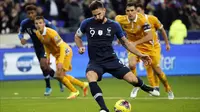 Pemain depan Prancis Olivier Giroud saat mengeksekusi penalti ke gawang Moldova pada pertandingan Grup H Kualifikasi Piala Eropa 2020 di stade Stade de France, di Saint Denis, utara Paris (14/11/2019). Prancis menang tipis atas Moldova 2-1. (AP Photo/Francois Mori)