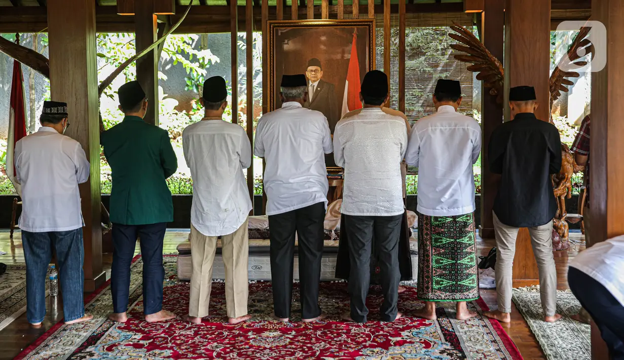 Suasana rumah duka mantan Wakil Ketua DPRD DKI Jakarta Mohamad Taufik di Pendopo Wisma Garuda, Jalan SD Lama, Pondok Ranggon, Jakarta Timur, Kamis (4/5/2023). (Liputan6.com/Faizal Fanani)