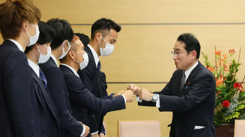 PM Jepang Fumio Kishida dan pemain timnas Jepang yang baru berlaga di Piala Dunia 2022.