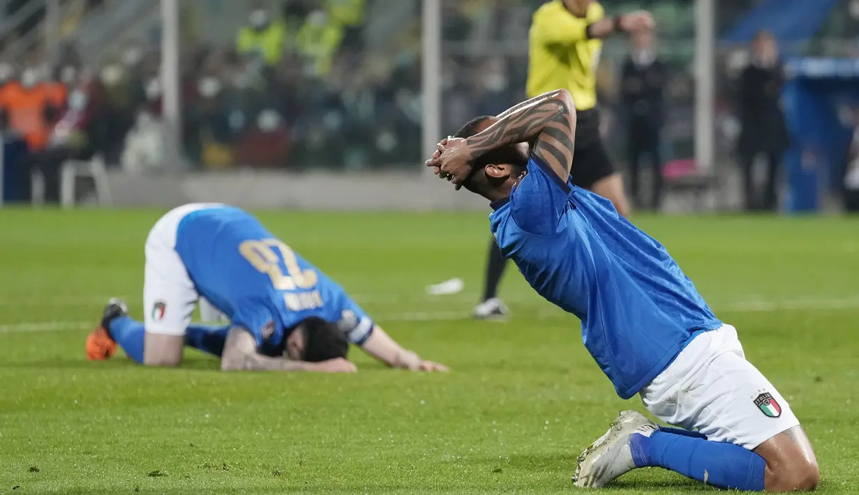 Bertindak sebagai tuan rumah, Timnas Italia langsung tancap gas memegang kendali permainan sejak menit pertama. Gli Azzurri juga tidak membiarkan sang lawan memegang bola terlalu lama, apalagi melakukan serangan ke wilayah pertahanannya. (AP/Antonio Calanni)